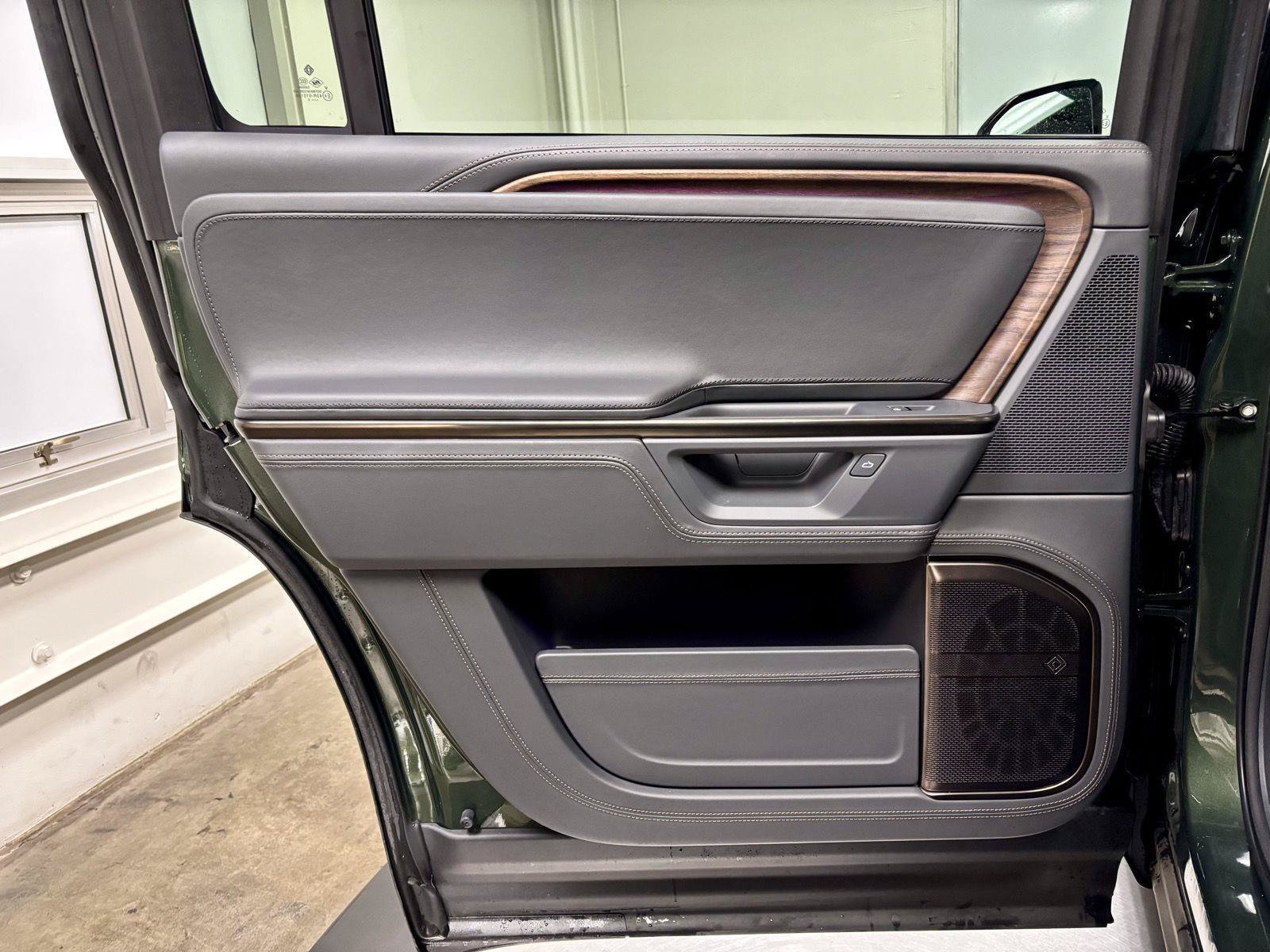 Used 2025 Rivian R1S Premium Dual AWD/4WD image 21
