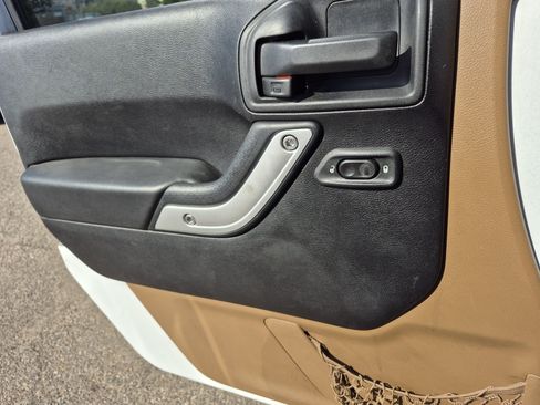 Used 2014 Jeep Wrangler Unlimited Sahara w/ Max Tow Package AWD/4WD image 14