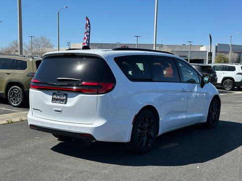New 2026 Chrysler Pacifica Select image 8