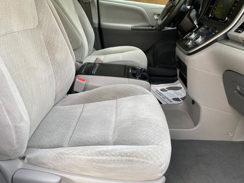 Used 2020 Toyota Sienna LE w/ LE Preferred Package image 51