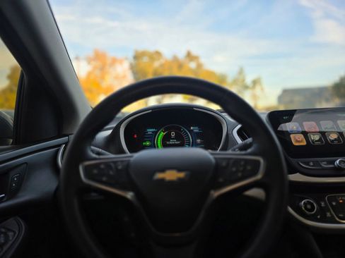 Used 2017 Chevrolet Volt LT w/ Comfort Package image 18