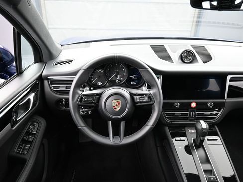 Certified 2025 Porsche Macan AWD/4WD image 18