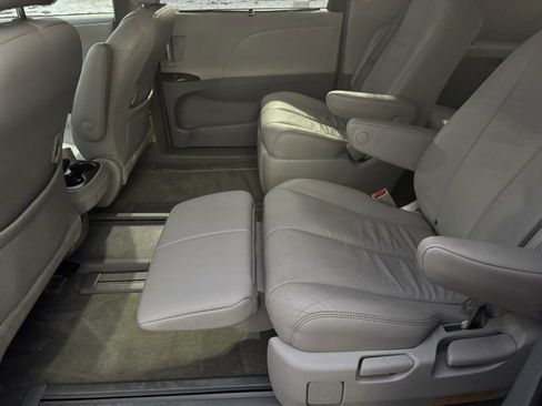 Used 2013 Toyota Sienna XLE image 7