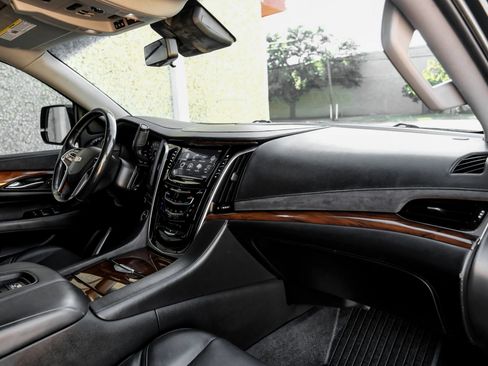 Used 2019 Cadillac Escalade ESV Premium Luxury image 15