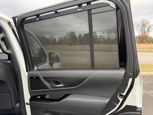 Used 2023 Lexus LX 600 4WD w/ Luxury Package image 23