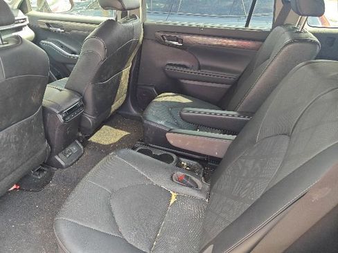 Used 2022 Toyota Highlander Platinum image 8