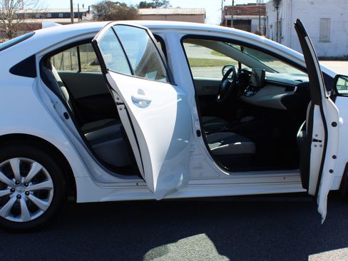 Used 2025 Toyota Corolla LE image 9