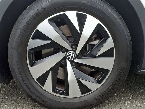 Certified 2025 Volkswagen ID.4 Pro RWD image 8