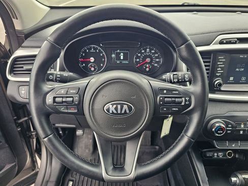 Used 2017 Kia Sorento LX w/ LX Convenience Package image 17