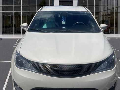 Used 2020 Chrysler Pacifica Touring w/ S Appearance Package FWD image 3