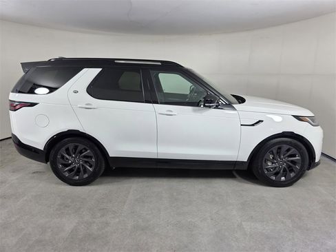 Used 2023 Land Rover Discovery S R-Dynamic image 3