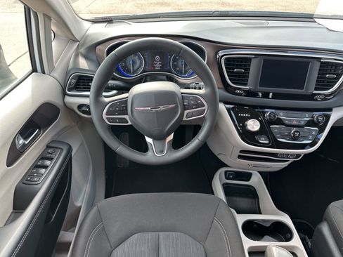Used 2023 Chrysler Voyager LX FWD image 11