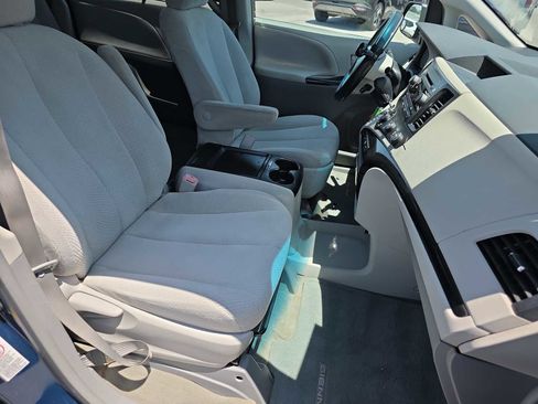 Used 2012 Toyota Sienna LE FWD image 33