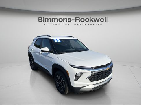 Used 2025 Chevrolet TrailBlazer LT AWD/4WD image 7