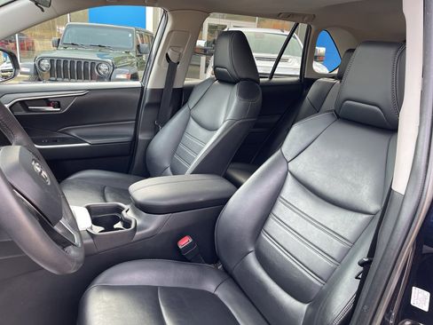 Used 2020 Toyota RAV4 XLE Premium image 31