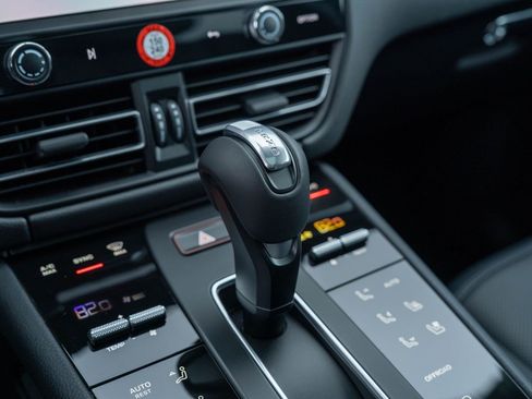 Certified 2025 Porsche Macan AWD/4WD image 32