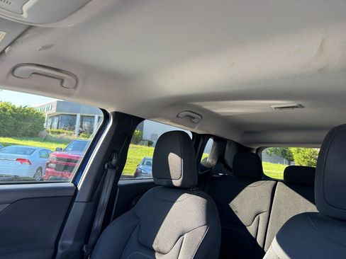 Used 2018 Jeep Renegade Latitude FWD image 13