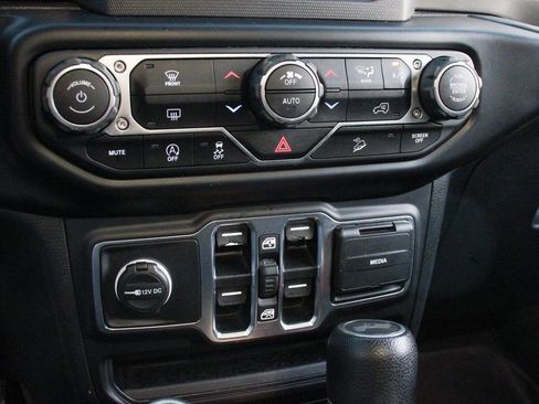 Used 2020 Jeep Wrangler Unlimited Sahara image 29