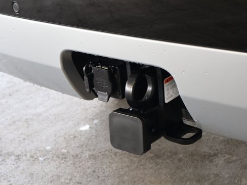 Used 2025 Land Rover Discovery Metropolitan Edition image 16