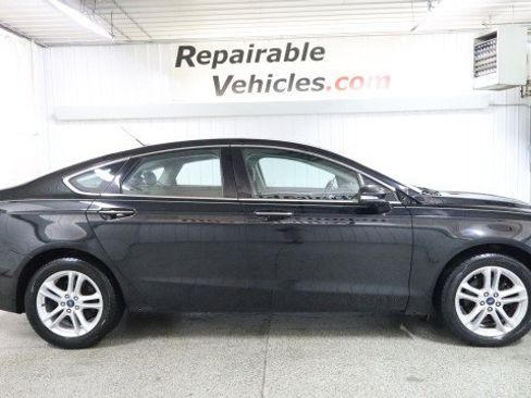 Used 2018 Ford Fusion SE w/ Fusion SE Technology Package FWD image 4