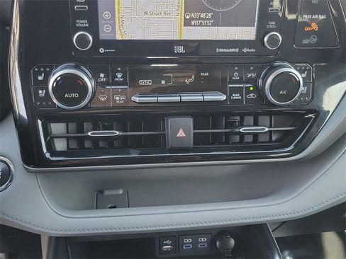 Used 2022 Toyota Highlander Limited image 12