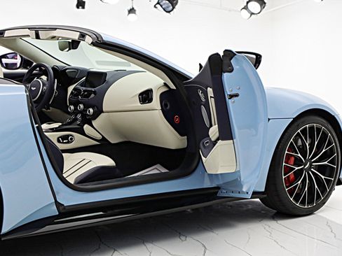 Used 2022 Aston Martin V8 Vantage Roadster RWD image 13