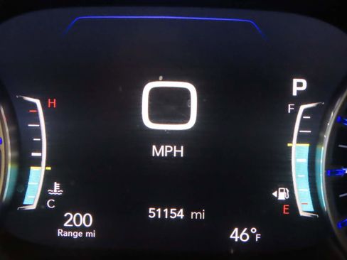 Used 2024 Chrysler Pacifica Touring-L image 9