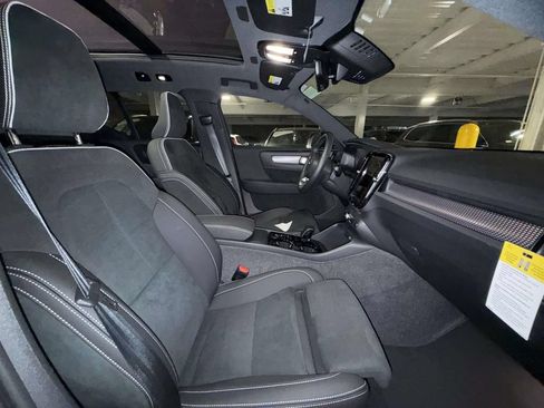 Used 2025 Volvo XC40 B5 Plus AWD/4WD image 5