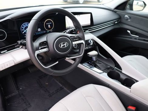 Used 2025 Hyundai Elantra Limited image 11