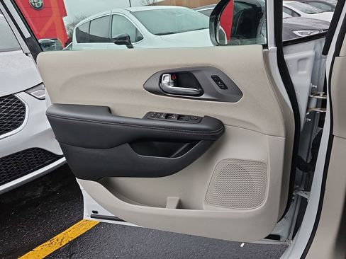 Used 2024 Chrysler Pacifica Touring-L image 27