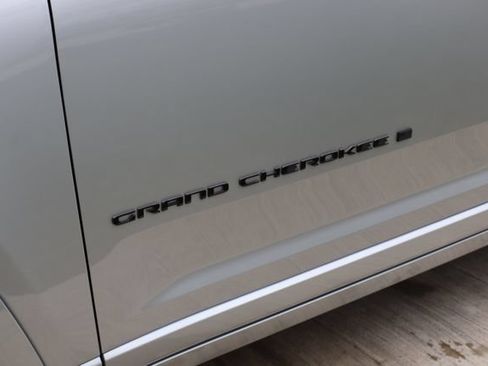 Used 2026 Jeep Grand Cherokee Summit w/ Obsidian Package AWD/4WD image 10