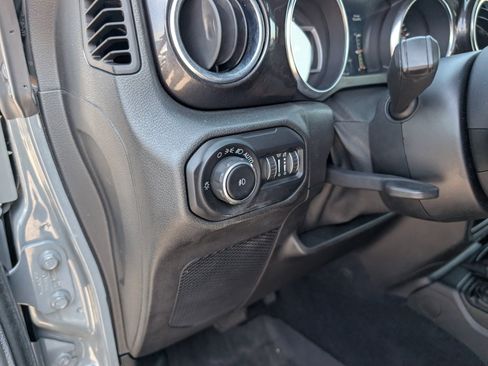 Used 2020 Jeep Wrangler Unlimited Sahara AWD/4WD image 21