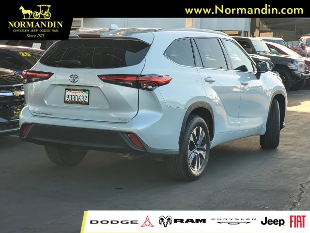 Used 2022 Toyota Highlander XLE FWD image 3