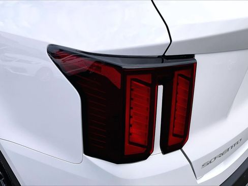 Used 2024 Kia Sorento S image 27