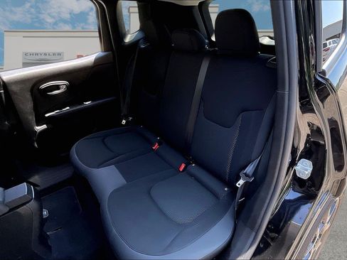 Used 2020 Jeep Renegade Altitude FWD image 23