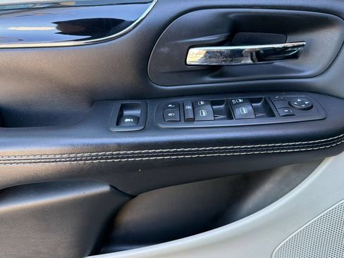 Used 2019 Dodge Grand Caravan SXT FWD image 12