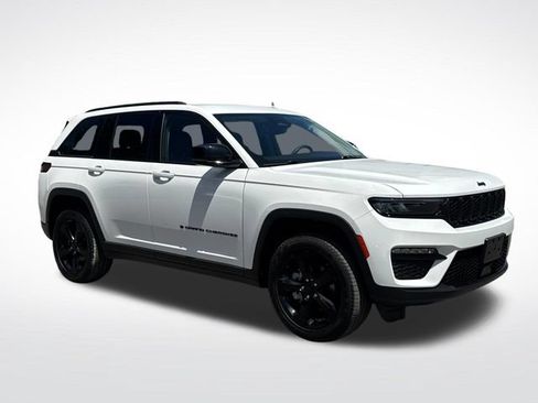 Used 2023 Jeep Grand Cherokee Limited w/ Black Appearance Package AWD/4WD image 9
