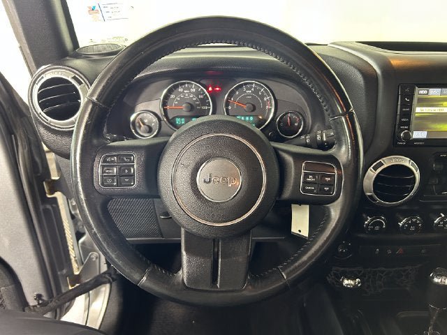 Used 2015 Jeep Wrangler Unlimited Sahara w/ Connectivity Group AWD/4WD image 15