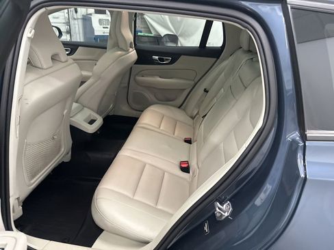 Used 2020 Volvo V60 T5 Momentum FWD image 9