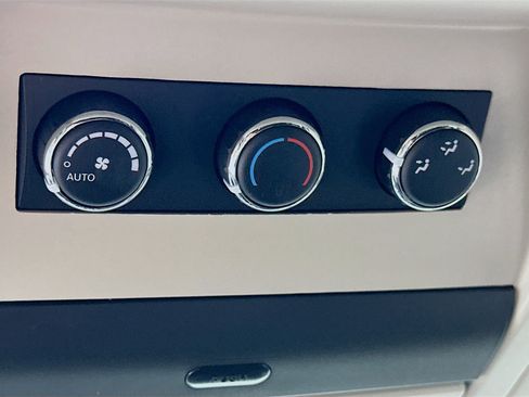 Used 2014 Chrysler Town & Country Touring FWD image 25