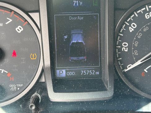 Used 2018 Toyota Tacoma TRD Off-Road AWD/4WD image 20
