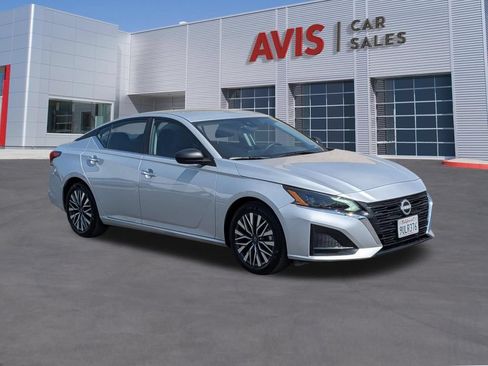 Used 2025 Nissan Altima 2.5 SV FWD image 3