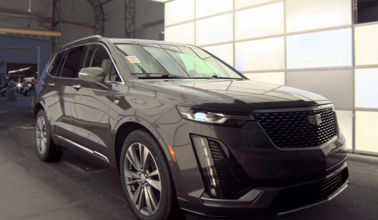 Used 2020 Cadillac XT6 Premium Luxury FWD image 2