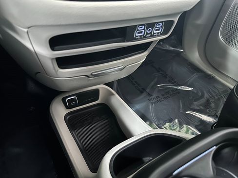 Certified 2024 Chrysler Pacifica Select image 29
