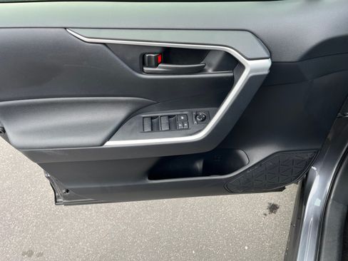 Used 2025 Toyota RAV4 LE AWD/4WD image 9