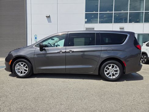 Used 2022 Chrysler Voyager LX FWD image 9