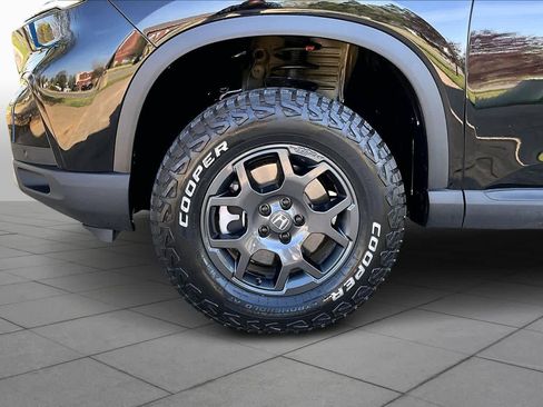 Used 2025 Honda Pilot TrailSport image 11