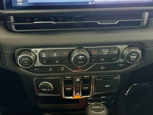 New 2025 Jeep Gladiator Sport image 15