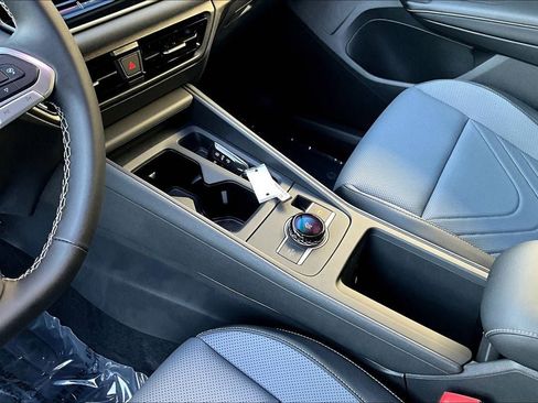 New 2025 Volkswagen Tiguan SE image 17