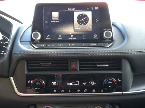 Used 2025 Nissan Rogue SV w/ SV Premium Package image 16